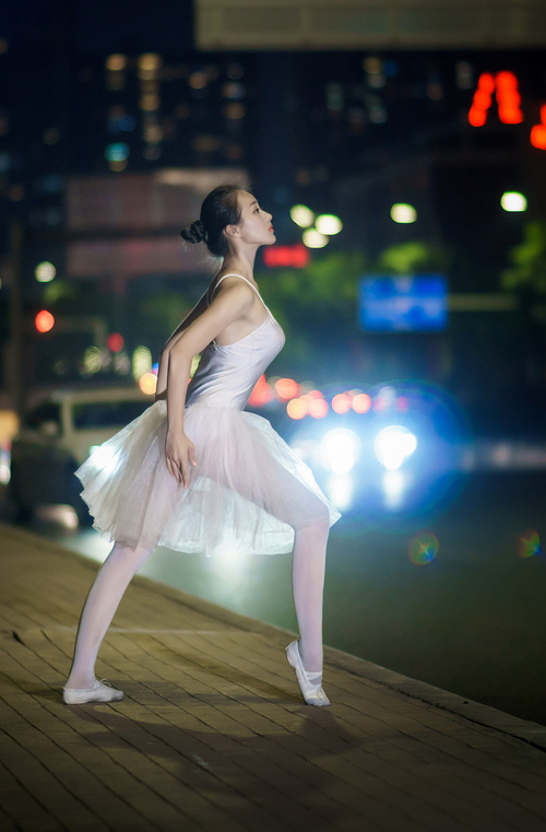 “羽毛球挑战:简阳文体中心赛场精英选手争夺世界之巅”